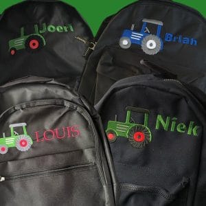 Kinder rugtas naam en tractor