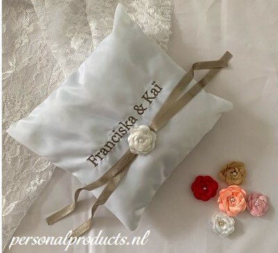 Ringkussen wit met lint en bloemetje bruidskussen, met naam en datum, ringkussen, trouwkussens 